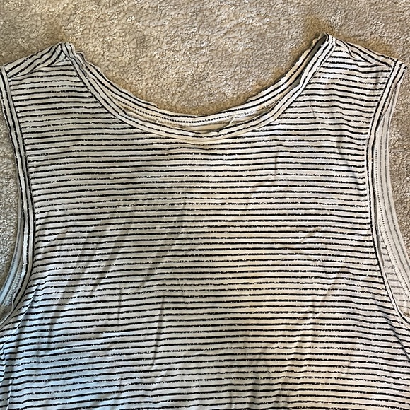 Guess High Low Top - Picture 3 of 4